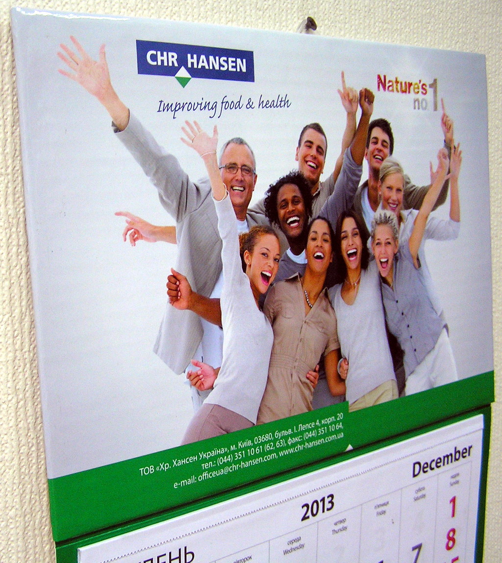 Печать квартальных календарей «CHR HANSEN». Полиграфия типографии Макрос, изготовление квартальных календарей, спецификация 966997-3
