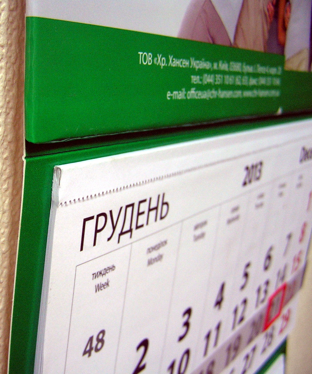 Изготовление квартальных календарей «CHR HANSEN». Полиграфия типографии Макрос, печать квартальных календарей, спецификация 966997-4
